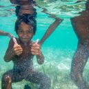 Lidé kmene Bajau žijí v ráji - Bajau children learn to play on the sea at an early age.