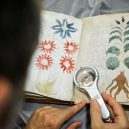 Kdo a proč sepsal tzv. Voynichův rukopis? Středověkou záhadu zatím nedokáže rozlousknout ani umělá inteligence - GettyImages-592626362-1024×683